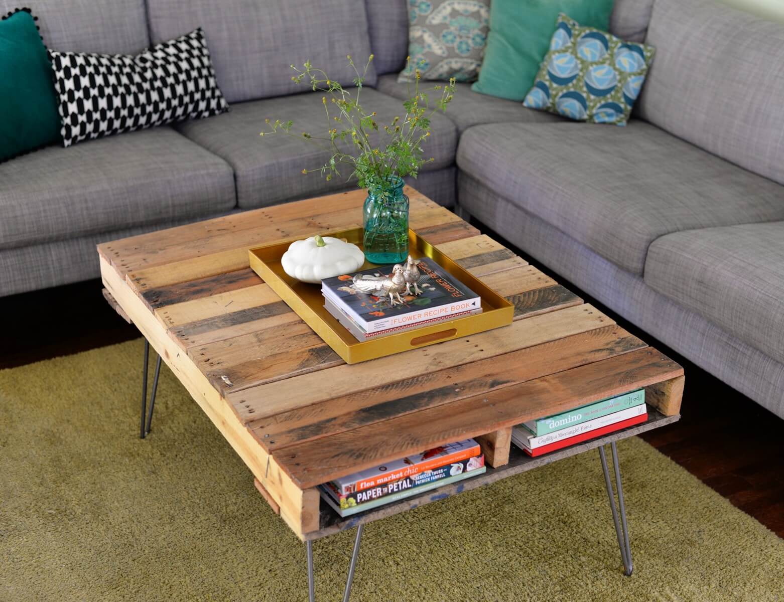 The DIY Pallet Reading Table