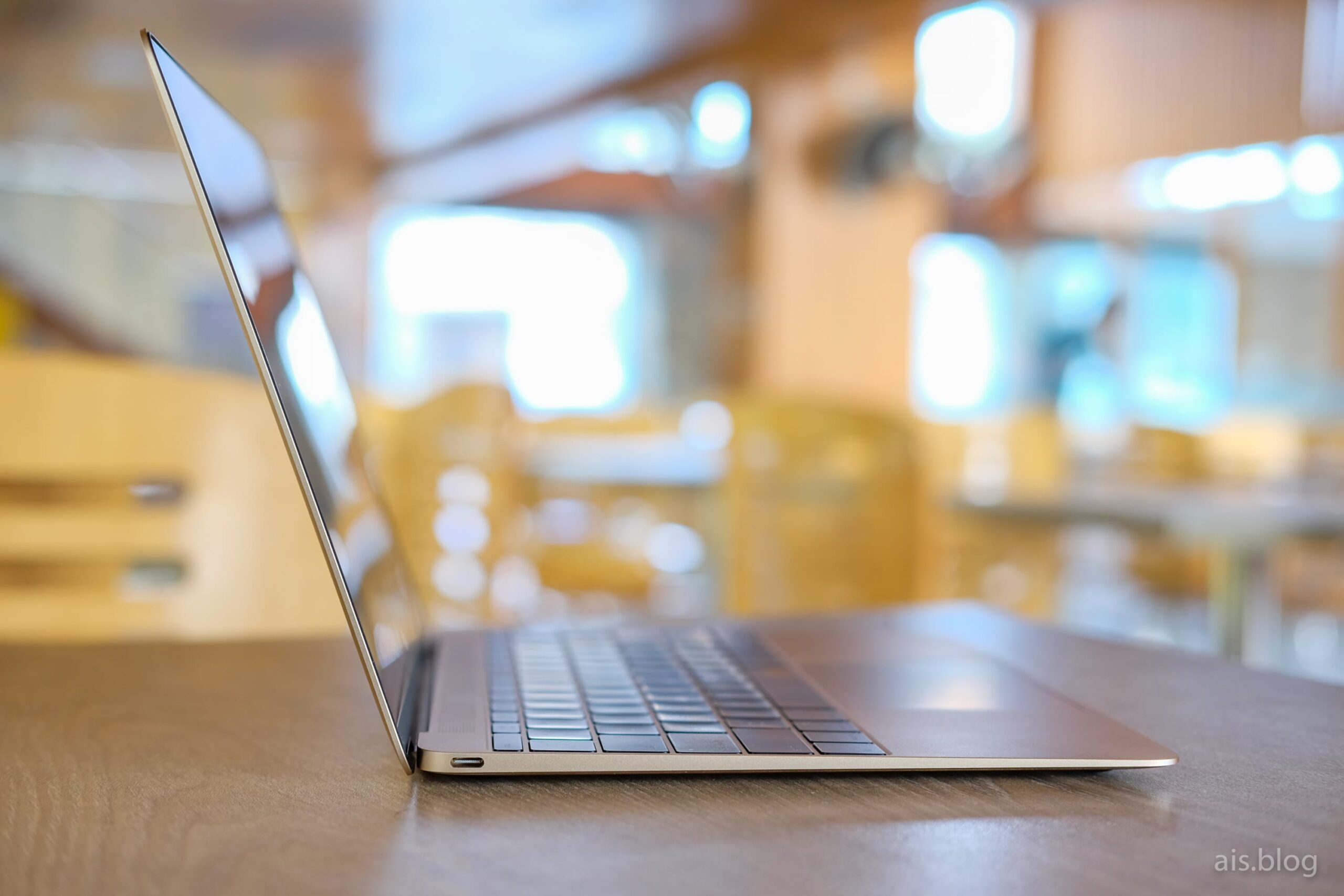 Optimal Portability: Lightweight MacBooks for Reading on the Go